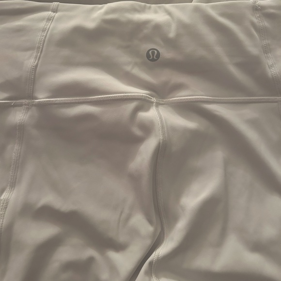 White Lulu Lemon cropped leggings 😍 - Picture 1 of 4